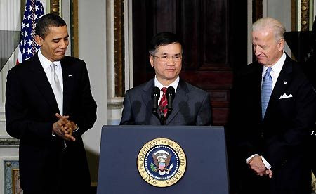 Cựu đại sứ người Mỹ gốc Hoa e ngại Trung Quốc cười nhạo nước Mỹ