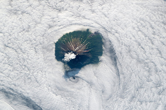 Hình ảnh đáng kinh ngạc về đảo núi lửa Atlasov chụp từ trạm ISS