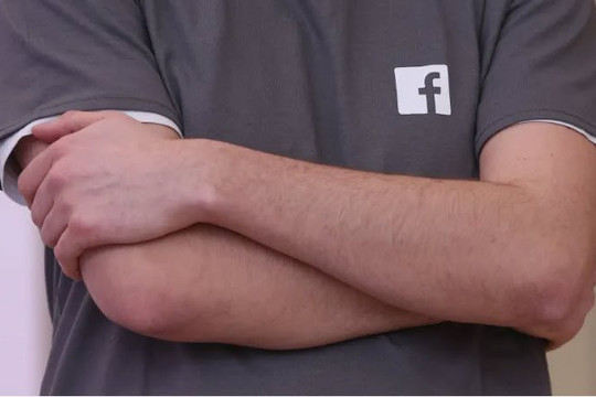 Sếp cảnh báo nhân viên không mặc đồ Facebook nơi công cộng sau khi cấm tài khoản Trump