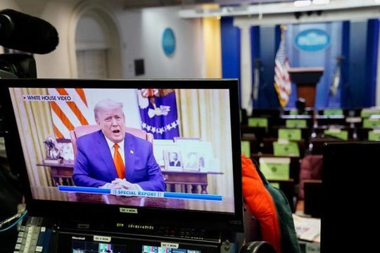 Các đài truyền hình không dám mời vì sợ lộng ngôn, ông Trump phải dùng Twitter Nhà Trắng đăng video