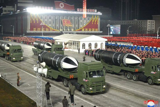 Triều Tiên duyệt binh khoe ‘vũ khí mạnh nhất thế giới’ sau đại hội đảng, ông Kim Jong-un cười tươi