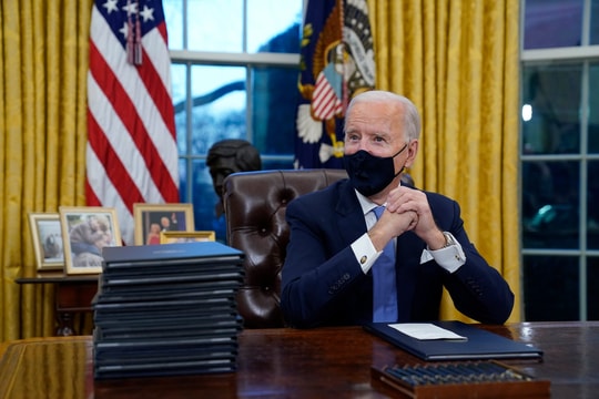 Giờ đầu làm Tổng thống, Biden đã ký 3 lệnh phá bỏ chính sách Trump