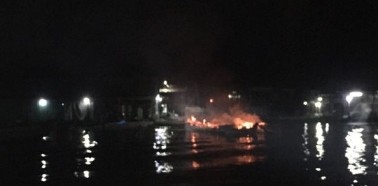 Cứu 4 người trên ghe chở cá đậu sát đám cháy ở An Giang