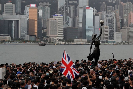 Hàng ngàn người tháo chạy khỏi Hồng Kông đến Anh vì sợ Trung Quốc đàn áp: ‘Không cần xem trước nhà, không trở lại’