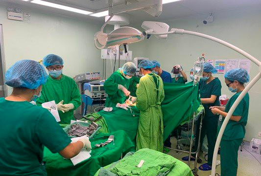 Cứu sống bệnh nhân tự dùng dao Thái Lan đâm thủng tim