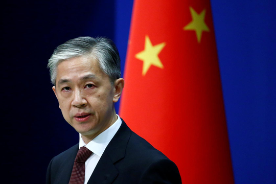 Trung Quốc ngỡ ngàng vì nhân viên Đại sứ quán Canada đặt áo in hình dơi Vũ Hán