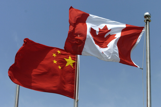 Trung Quốc gạt phăng giải thích của Canada về áo in 'hình dơi Vũ Hán'