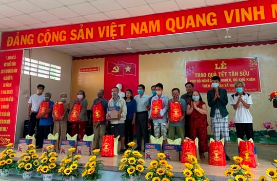 Một Thế Giới cùng các nhà tài trợ trao quà cho hộ nghèo ở Cần Thơ