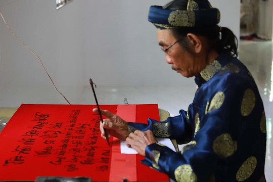 Hậu duệ đức Tiền quân Nguyễn Huỳnh Đức phục hồi nghi tiết dựng nêu ngày Tết