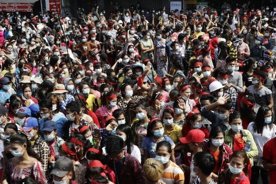 Hàng nghìn người Myanmar xuống đường đòi thả các lãnh đạo dân sự
