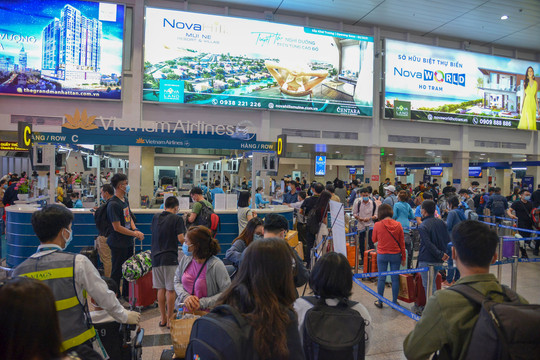 Người dân tấp nập về quê ăn tết, sân bay Tân Sơn Nhất đông đúc