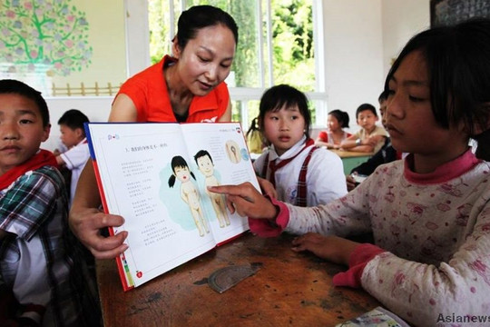 Giáo dục giới tính ở Trung Quốc: Phụ huynh phản đối, coi SGK là dâm thư