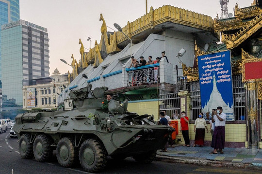 Hàng trăm ngàn người Myanmar biểu tình, quân đội lần đầu triển khai xe bọc thép