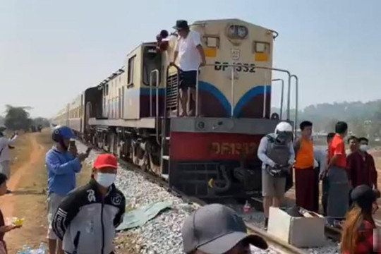 Quân đội Myanmar nói không nắm quyền lâu, đám đông biểu tình chặn đường sắt
