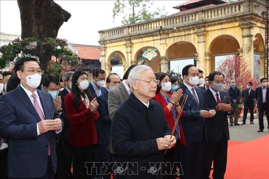 Tổng bí thư, Chủ tịch nước dâng hương và trồng cây lưu niệm tại Hoàng thành Thăng Long
