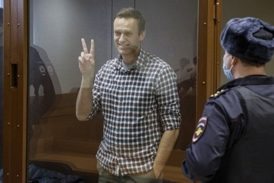 Thủ lĩnh phe chống ông Putin giơ tay tạo biểu tượng chiến thắng trước khi đi tù hơn 2 năm rưỡi