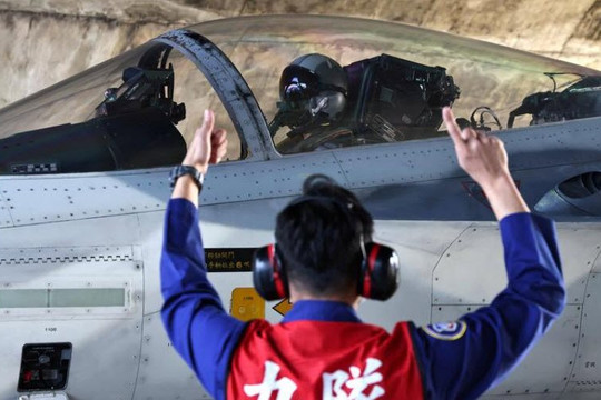 Trung Quốc tập trận ở Biển Đông, Đài Loan triển khai tên lửa giám sát 12 máy bay tiến gần đảo Đông Sa