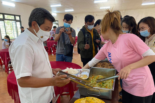 Hơn nửa tiếng làm phục vụ quán cơm, ông Đoàn Ngọc Hải quyên góp được hơn 160 triệu đồng