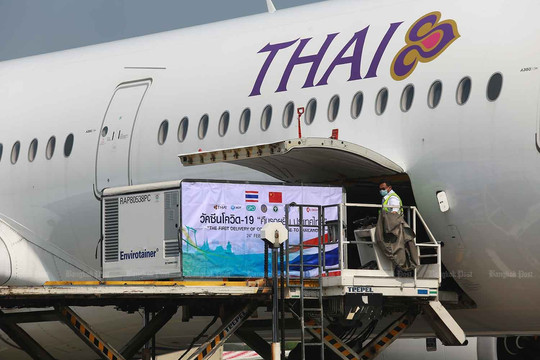 Thái Lan nhận được lô vắc xin đầu tiên là hàng từ Trung Quốc, Thủ tướng ra tận sân bay đón