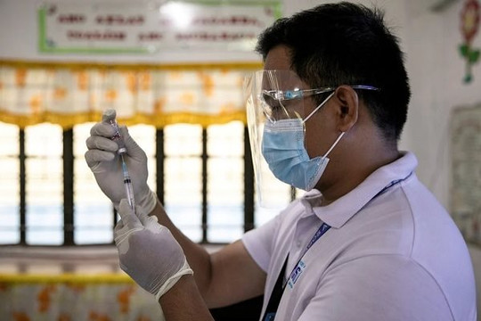Philippines muốn dùng y tá đổi vắc xin COVID-19
