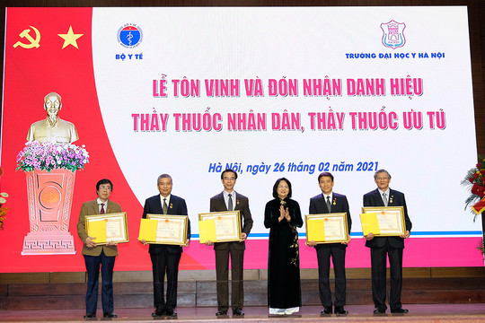 Phó Chủ tịch nước trao danh hiệu Thầy thuốc nhân dân cho 5 giảng viên Đại học Y Hà Nội