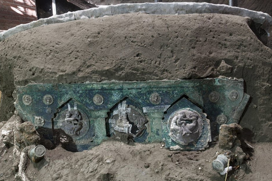 Cỗ xe nghi lễ cổ đại vừa được khai quật ở Pompeii, Ý