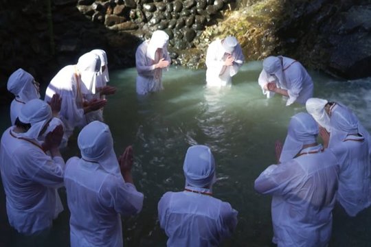 Độc đáo nghi lễ thanh lọc cơ thể dưới nước lạnh của người Nhật Bản 