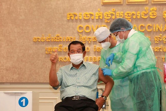 Thủ tướng Hun Sen đã tiêm vắc xin của Anh sau khi từ chối vắc xin Trung Quốc