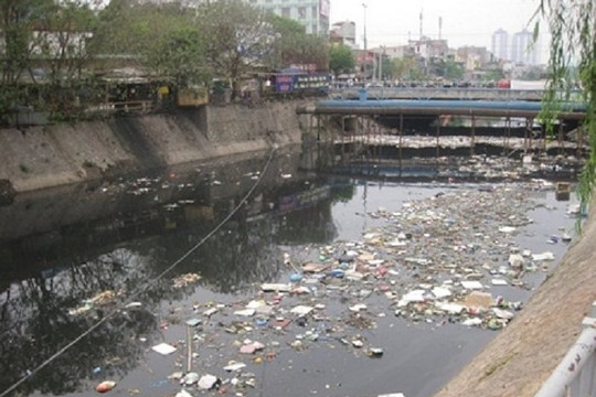 Xử lý rác thải trên sông là vấn đề trước mắt và lâu dài