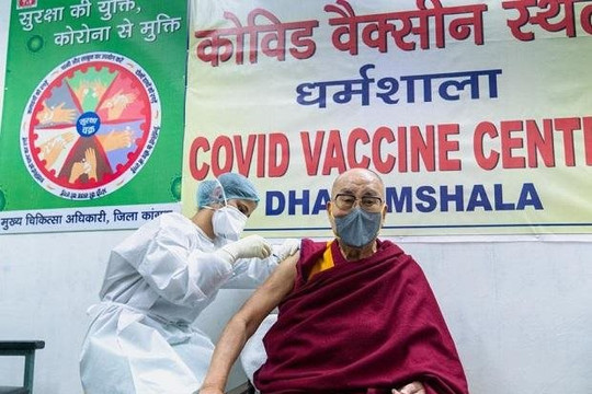 Đức Đạt Lai Lạt Ma đăng clip tiêm vắc xin COVID-19 dù 85 tuổi: Mối lo về độ an toàn, hiệu quả của Covaxin