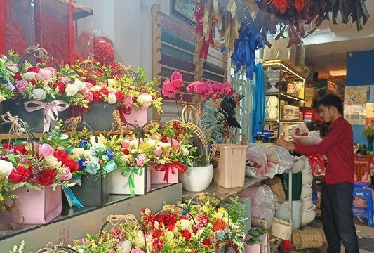 Cần Thơ: Thị trường hoa tươi và quà tặng tăng nhiệt dịp lễ 8.3