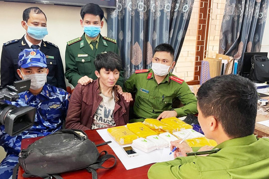 Hà Tĩnh: Bắt người vận chuyển 30.000 viên hồng phiến