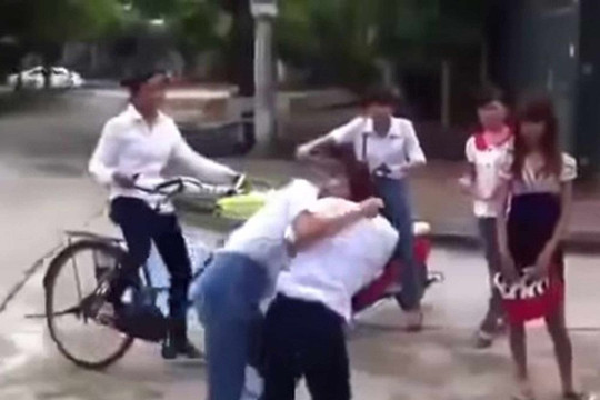 Sở GD-ĐT Hà Nội lên tiếng về việc 4 học sinh đánh nhau lan truyền trên mạng