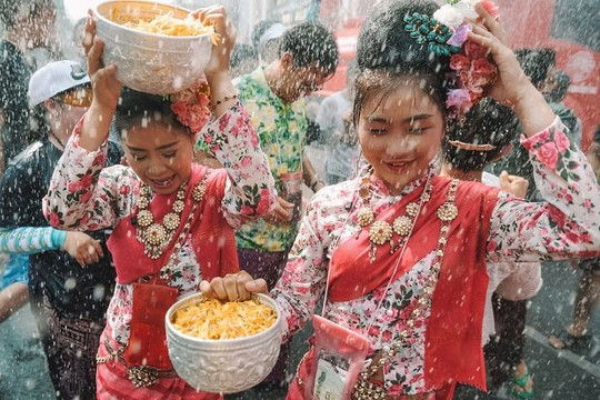 Thái Lan vẫn tổ chức lễ hội té nước Songkran giữa dịch COVID-19	