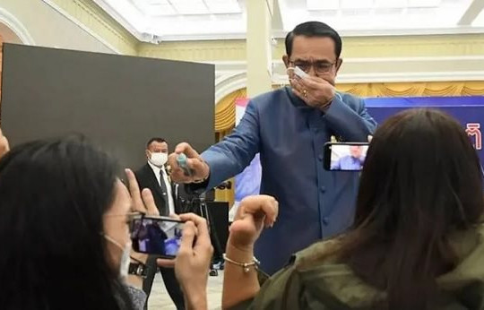 Thủ tướng Thái Lan xịt nước khử khuẩn vào phóng viên