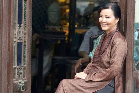 Nữ diễn viên Kiều Chinh được trao giải thưởng Thành tựu trọn đời của AWFF