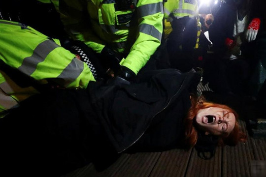 Cảnh sát bị buộc tội bắt cóc và giết phụ nữ, ngàn người đưa tang, biểu tình ở London