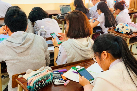 Nhiều cử tri kiến nghị Bộ GD-ĐT cần sửa đổi quy định cho học sinh sử dụng điện thoại