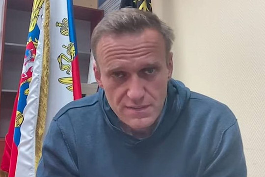 Alexei Navalny lần đầu tiên lộ diện kể từ khi bị tống vào tù