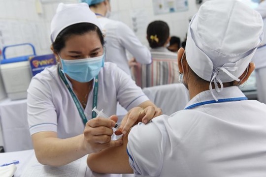 Việt Nam hoãn tiêm vắc xin COVID-19 AstraZeneca với người bị rối loạn đông máu