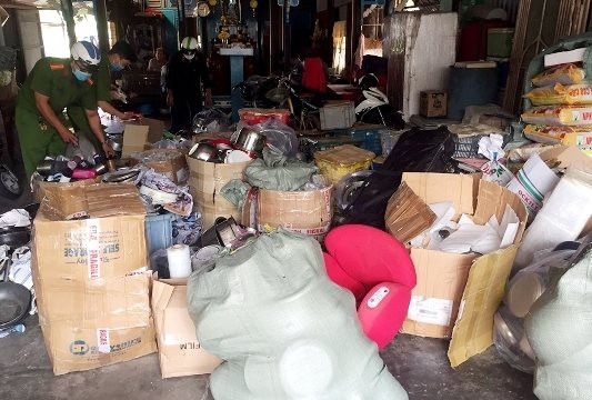 Cảnh cáo cán bộ biên phòng tỉnh An Giang vì 3 căn nhà của gia đình chứa đầy hàng lậu