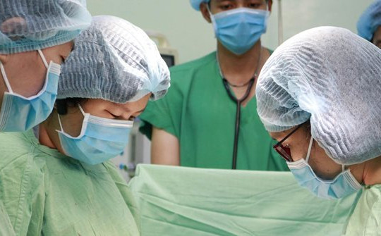 Sản phụ bị sốc máu nguy kịch do thai ngoài tử cung vỡ