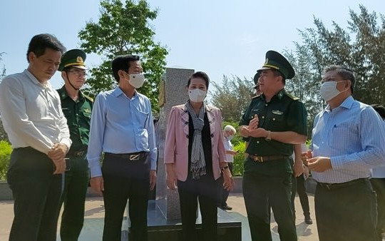 Kiên Giang: Chủ tịch Quốc hội thăm lực lượng phòng, chống dịch COVID-19 trên tuyến biên giới