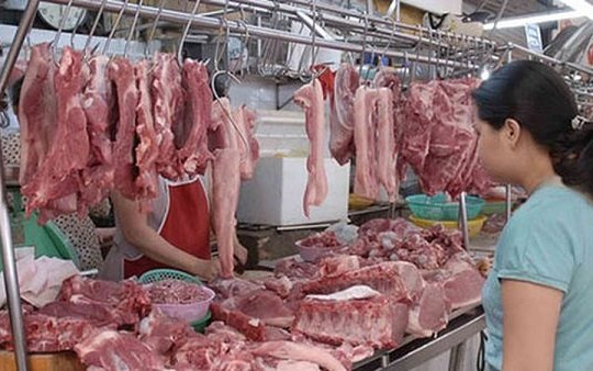 Giá lợn hơi giảm mạnh, vì sao hàng ở chợ vẫn giảm nhỏ giọt?
