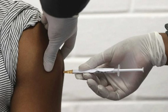 Vắc xin COVID-19 và giấy chứng nhận đã tiêm chủng bán tràn lan trên web ngầm