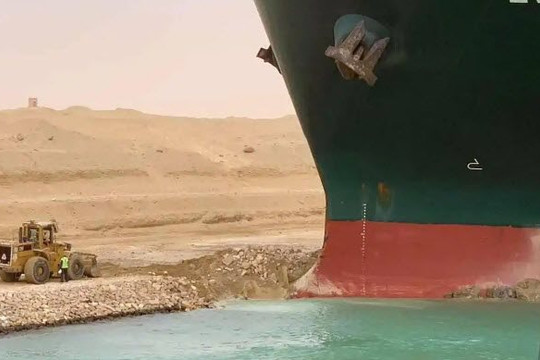 Tàu container dài 400m mắc cạn ở kênh đào Suez, chuỗi cung ứng toàn cầu bị gián đoạn