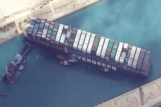 Tàu khổng lồ làm tắc kênh Suez sẽ gây khan hiếm giấy vệ sinh, cà phê, đồ nội thất