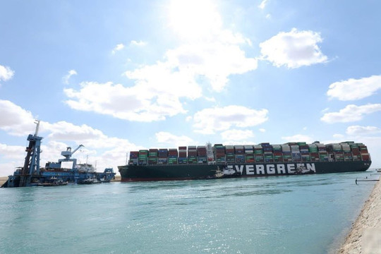 Tìm ra cách giải cứu tàu container khổng lồ chắn ngang kênh đào Suez vào tuần tới