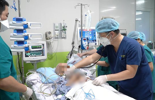 Bệnh nhân COVID-19 nặng nhất Việt Nam hiện ra sao?