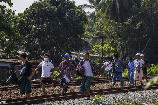 Lực lượng an ninh Myanmar bắt người: đánh, còng tay rồi đưa đi